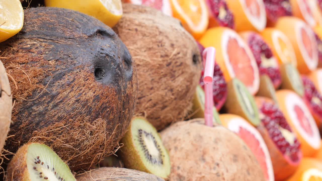 코코과 주스와 함께 신선한 과일 전시