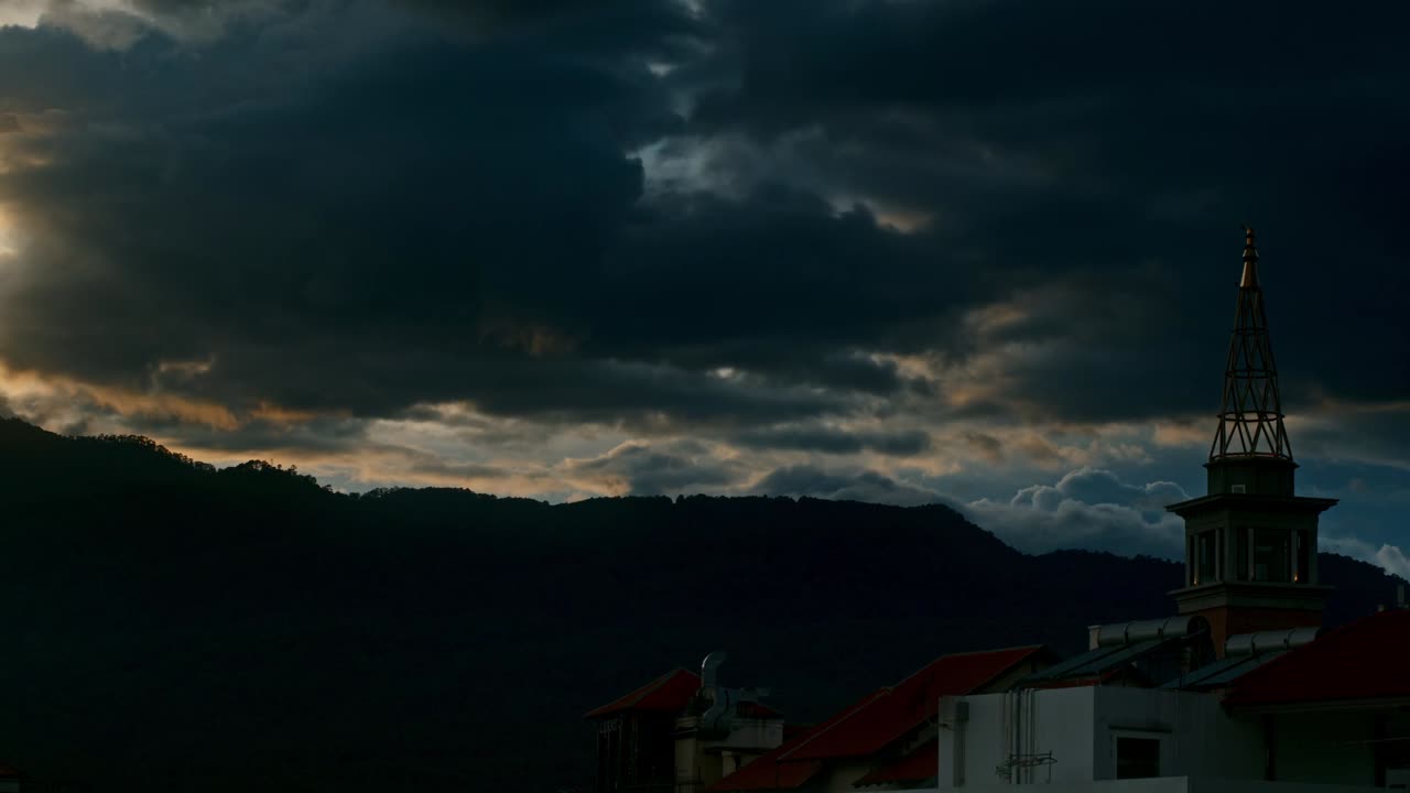 산과 도시 위에 해가 지는 것