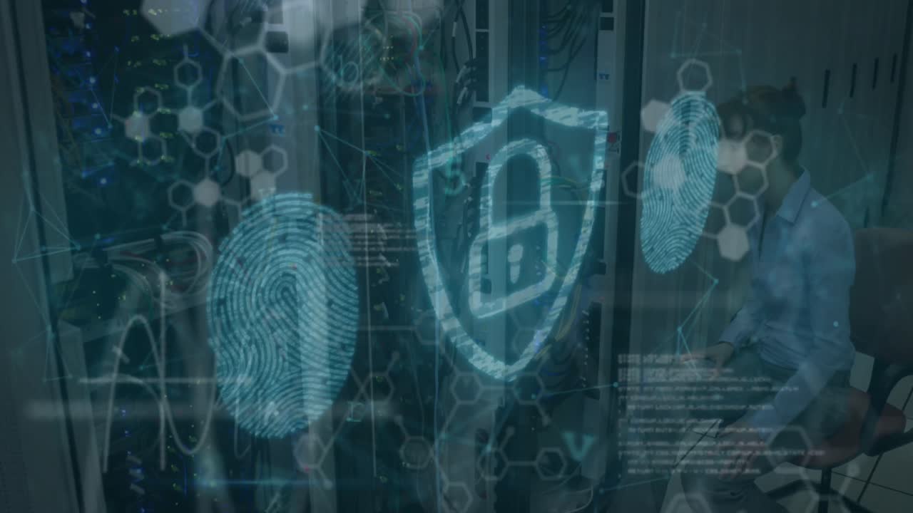 animación de procesamiento de datos y icono de candado sobre trabajadora caucásica en la sala de servidores.