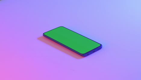 초록색 화면을 모방한 노트북 컴퓨터의 상단에서 아래로 볼 때, 펜, 안경, 그리고 물 한 잔을 가진 노트북 에 나무 사무실 책상 위에 크로마키 디스플레이가 있습니다.