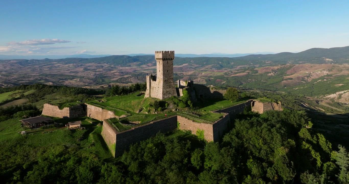 Fortezza di Radicofani in Val d'Orcia, Toscana, Italia - Ripresa aerea