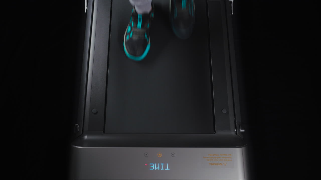 러닝머신 위를 걷는 남자의 발을 정적으로 클로즈업