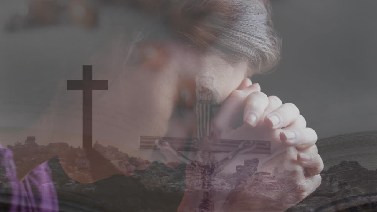 십자가 와 종교적 상징 을 가진 기도 하는 여자