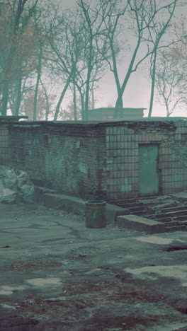edificio abandonado en la niebla
