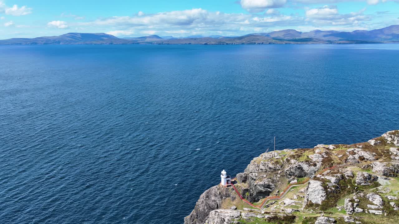 lugares épicos de irlanda faro de cabeza de oveja y bahía de bantry con las colinas de west cork en el fondo
