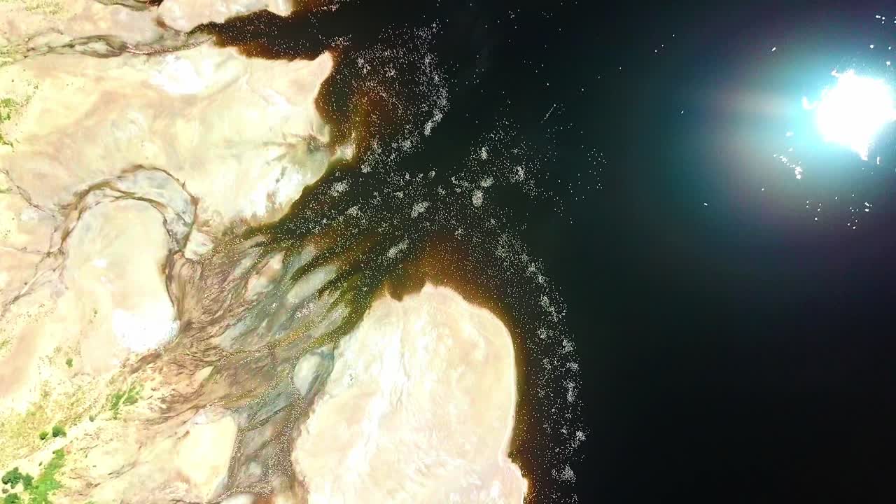 vista aérea del brillante e impresionante lago magadi, caldo de cultivo de miles de flamencos menores en kenia