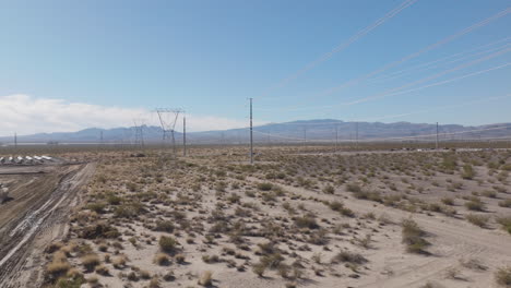 Líneas-De-Transmisión-De-Alta-Tensión-En-Un-Desierto-Rural,-Aérea