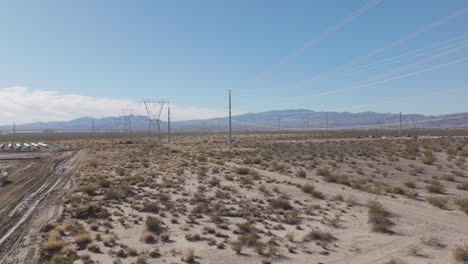 líneas de transmisión de alta tensión en un desierto rural, antena