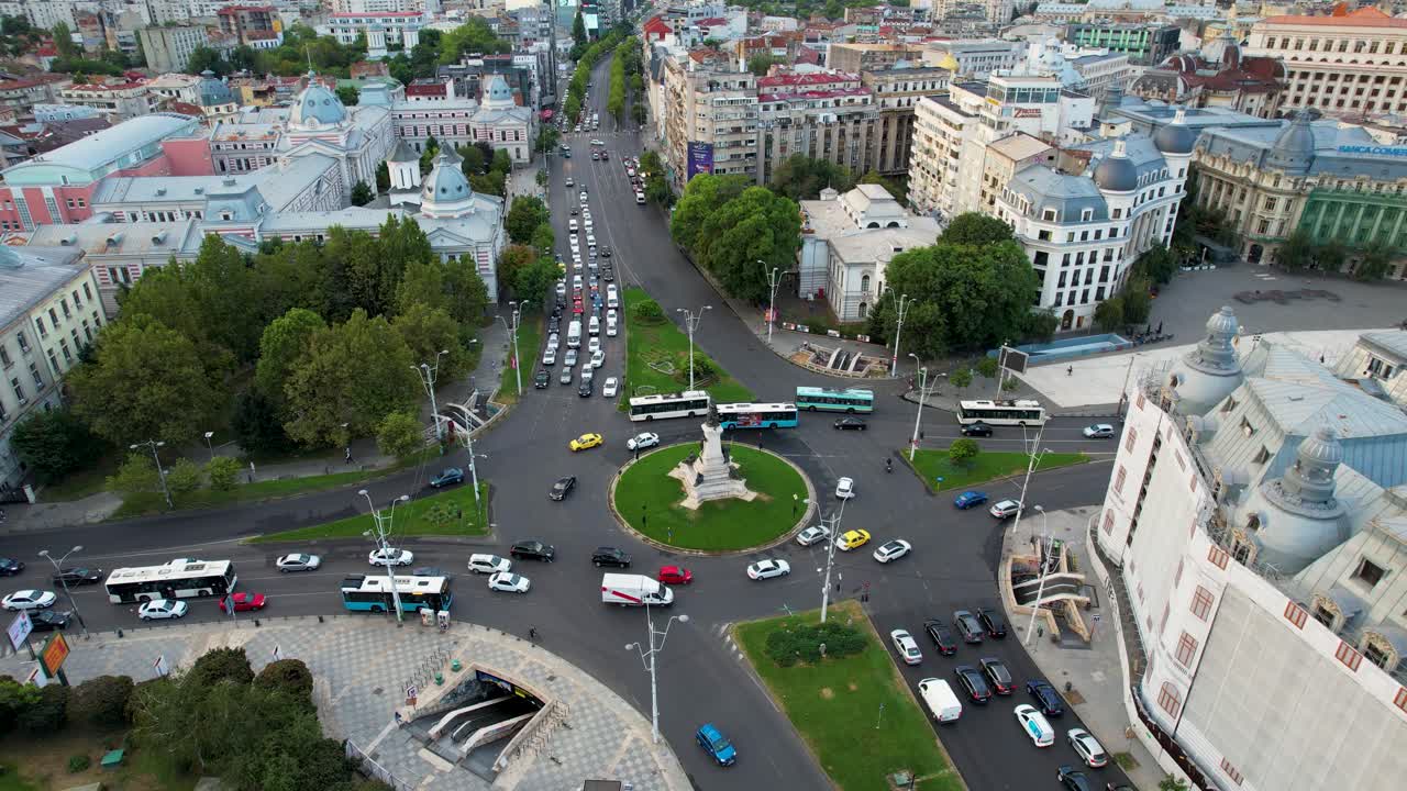 vista de avión no tripulado de la plaza de la universidad en bucarest, rumania, coches, rotonda