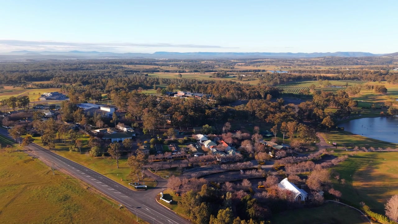 Hunter Valley Gardens accanto a una strada rurale all'alba a Pokolbin, drone in orbita media sull'area paesaggistica, NSW Australia.