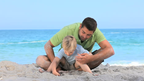 Padre-E-Hijo-Jugando-Con-La-Arena