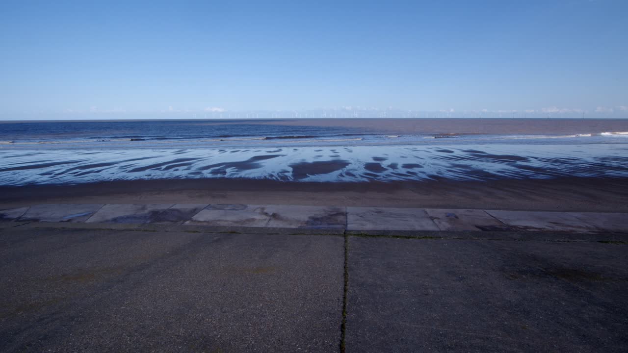 ingoldmells, playa de skegness en un día frío de invierno con turbinas eólicas en la distancia