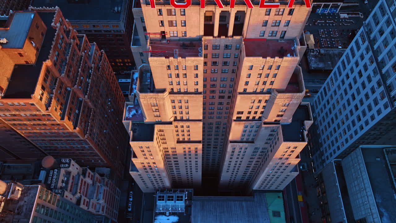 New York, USA, 5 marzo 2026: Vista dall'alto di un grattacielo Art Déco al tramonto. Prospettiva aerea verticale di un grattacielo in mattoni con rientranze architettoniche e luce solare arancione a New York.