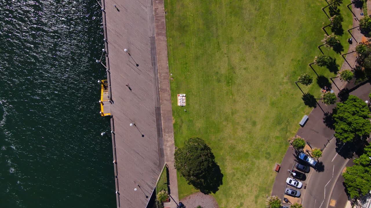 바다 보드워크 옆에 있는 푸른 잔디밭에서 축하 특별한 순간 피크닉 - 평면도