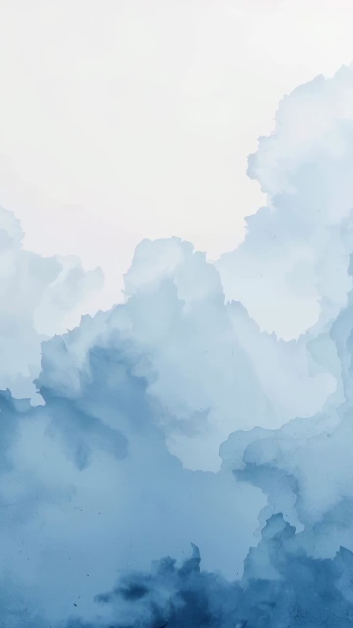 Vertikales Video: Sich wiederholende abstrakte blaue Aquarellwaschung verschiebt sich auf cremefarbenem Papier als Hintergrundbild.