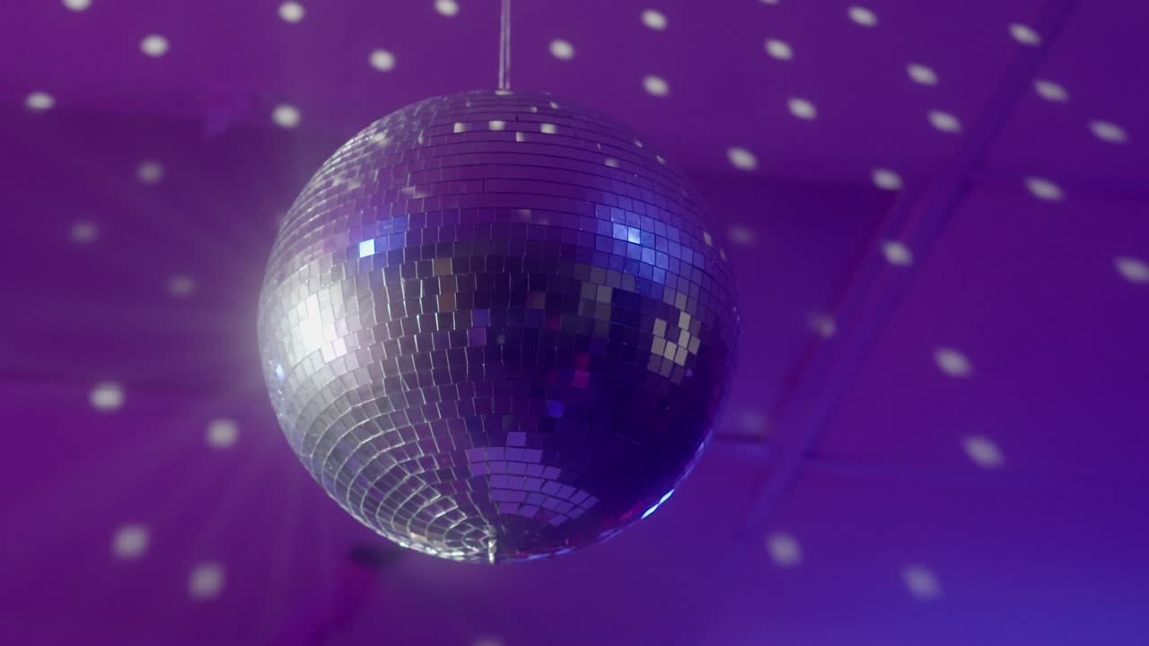 bola de discoteca girando en la fiesta