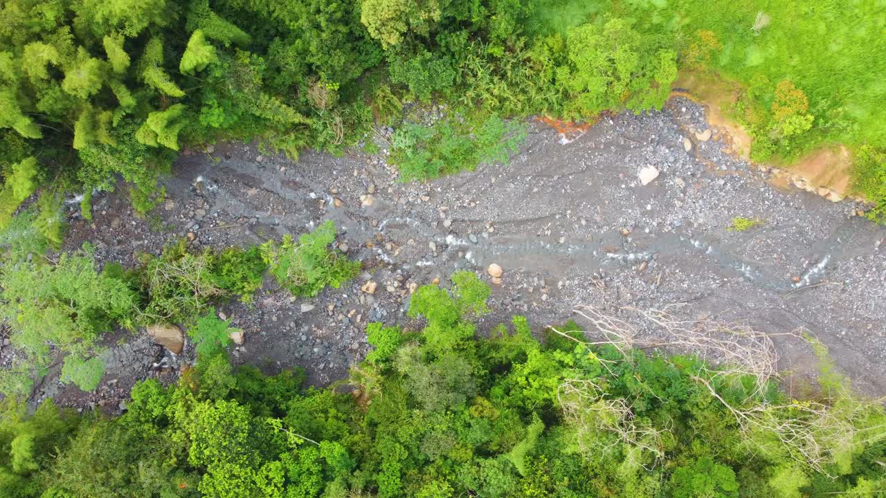 foto aérea de un arroyo de selva subtropical que se seca durante una sequía de lluvias en rio negro, laguna de fuquene - risaralda, colombia