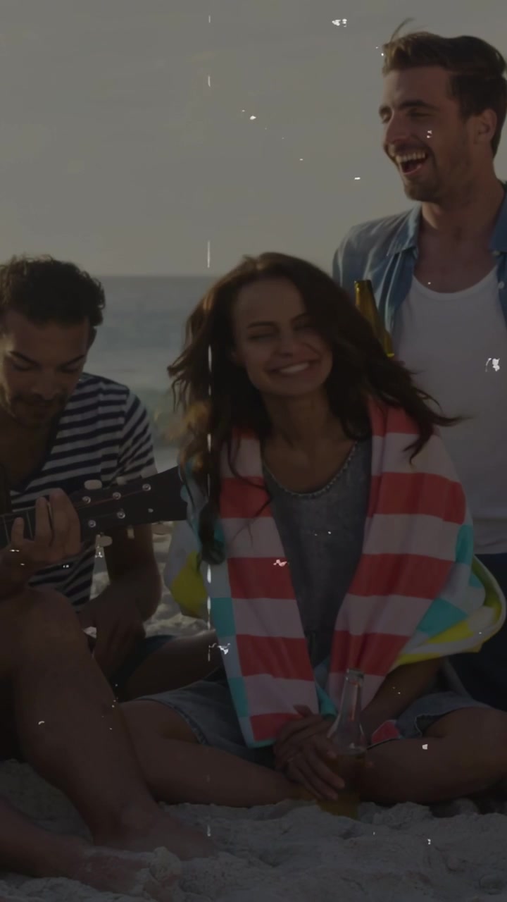 Video verticale: Uomo che strimpella l'ukulele che anima il gruppo sorridente sulla spiaggia con note fluttuanti, annuncio di viaggio