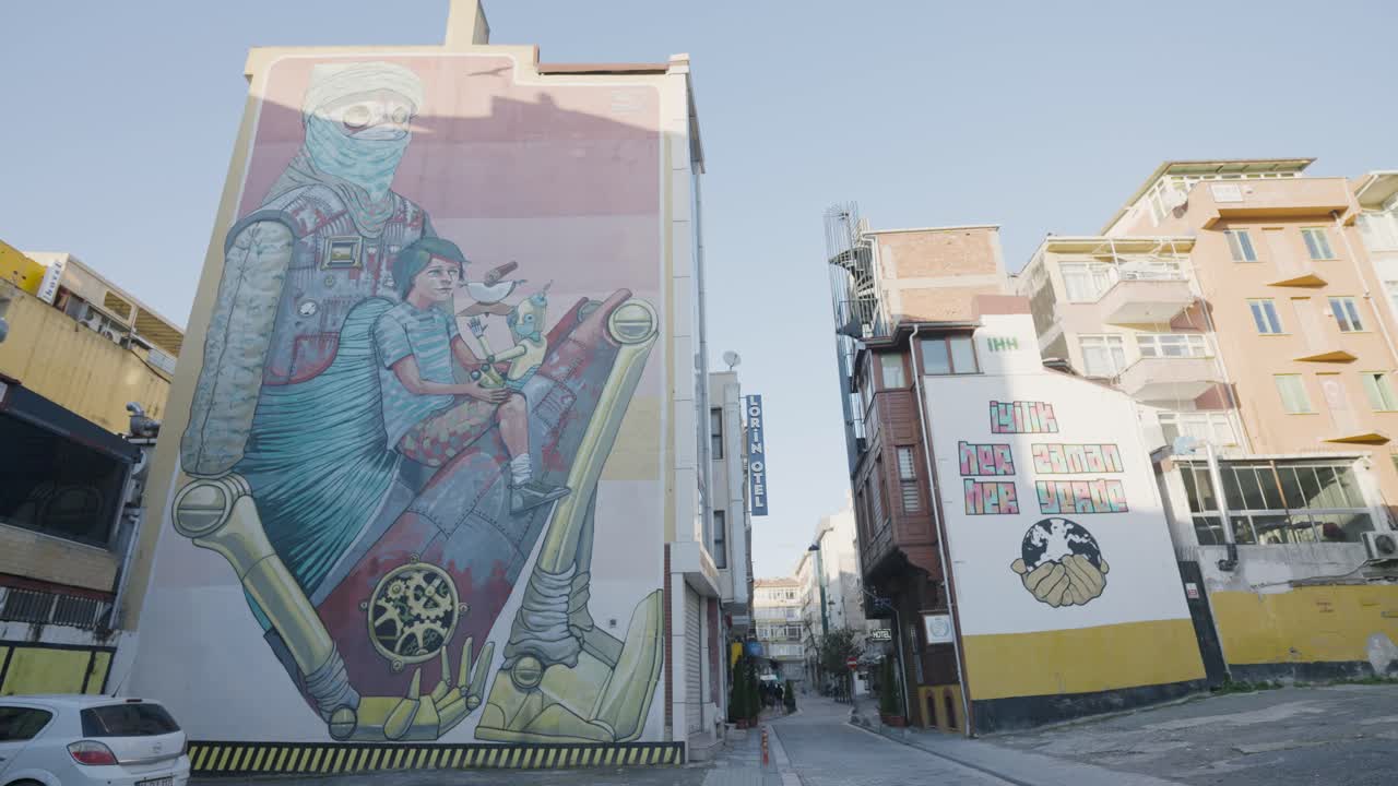 mural de arte callejero en la fachada del edificio