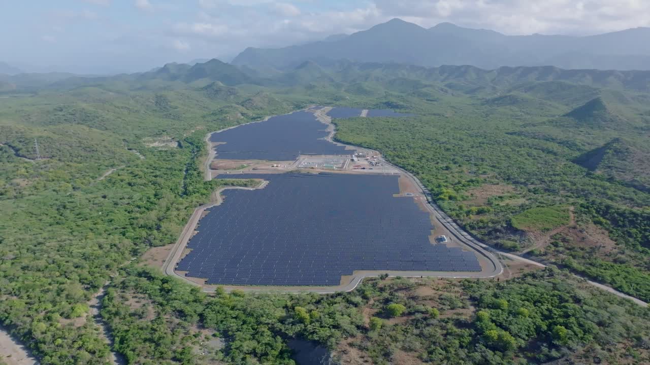vista aérea de una planta de energía solar con vegetación en beni, república dominicana