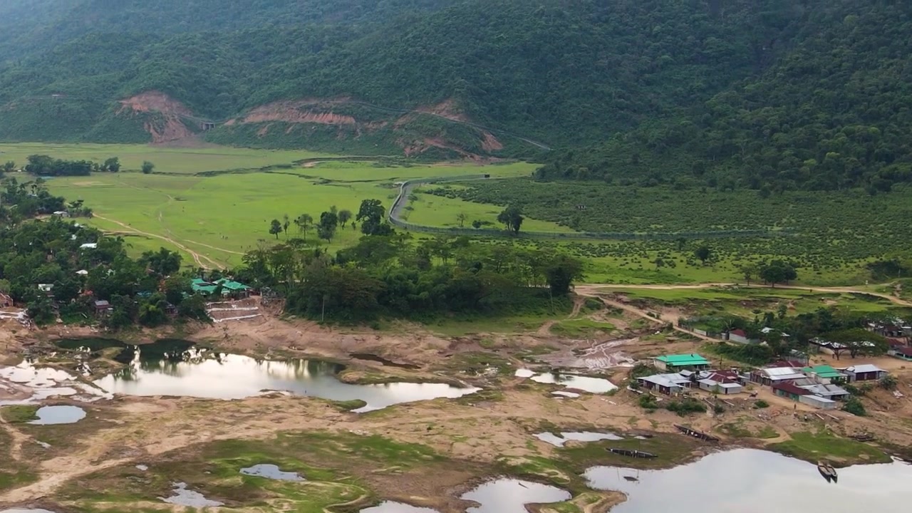 Penambangan pasir menciptakan lubang air di desa pedesaan di daerah perbatasan Bangladesh-India di Sylhet, Bangladesh.