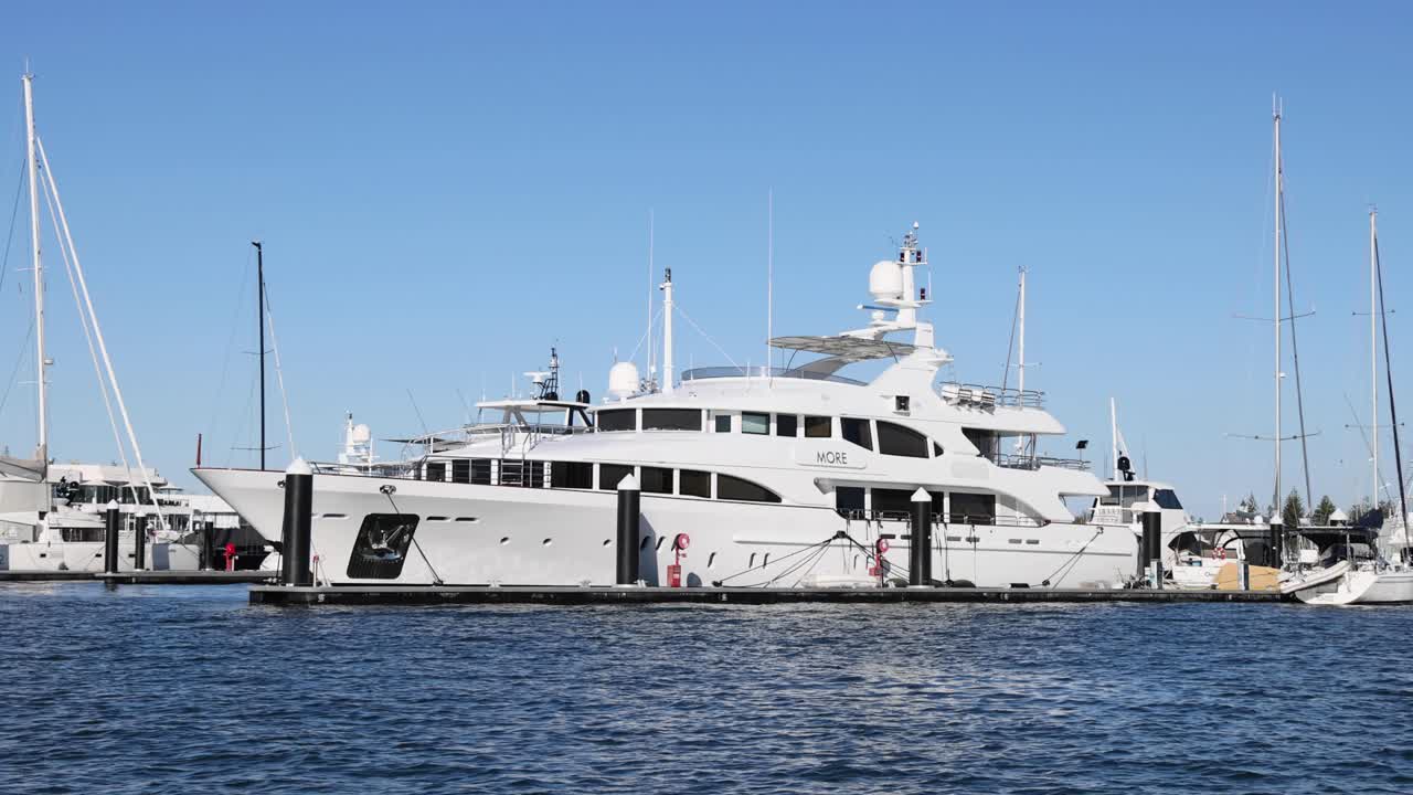 골드 코스트 항구 에 정박 한 요트