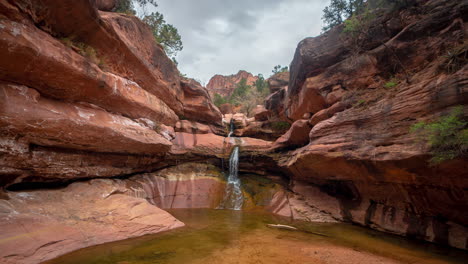 Zeitraffer,-Zion-Nationalpark,-Utah,-Lower-Pine-Creek-Falls-Und-Rote-Sandsteinformationen