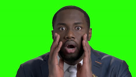 el rostro de un hombre conmocionado en la pantalla verde.