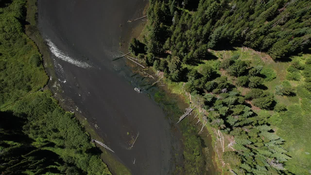 옐로스톤 국립공원 근처 아이다호 섬 공원에 있는 빅 스프링스 강의 서까래의 아름다운 드론 공중