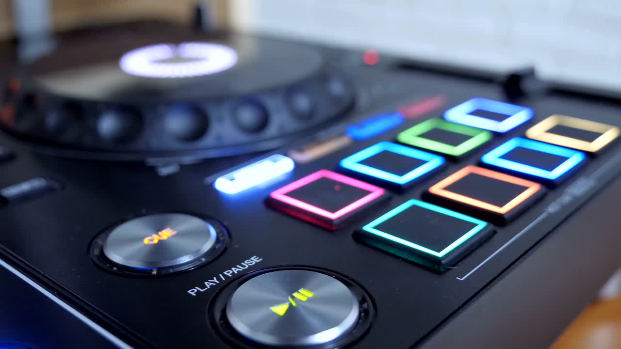 음악을 재생하기 위해 버튼을 누르는 손가락의 가까운