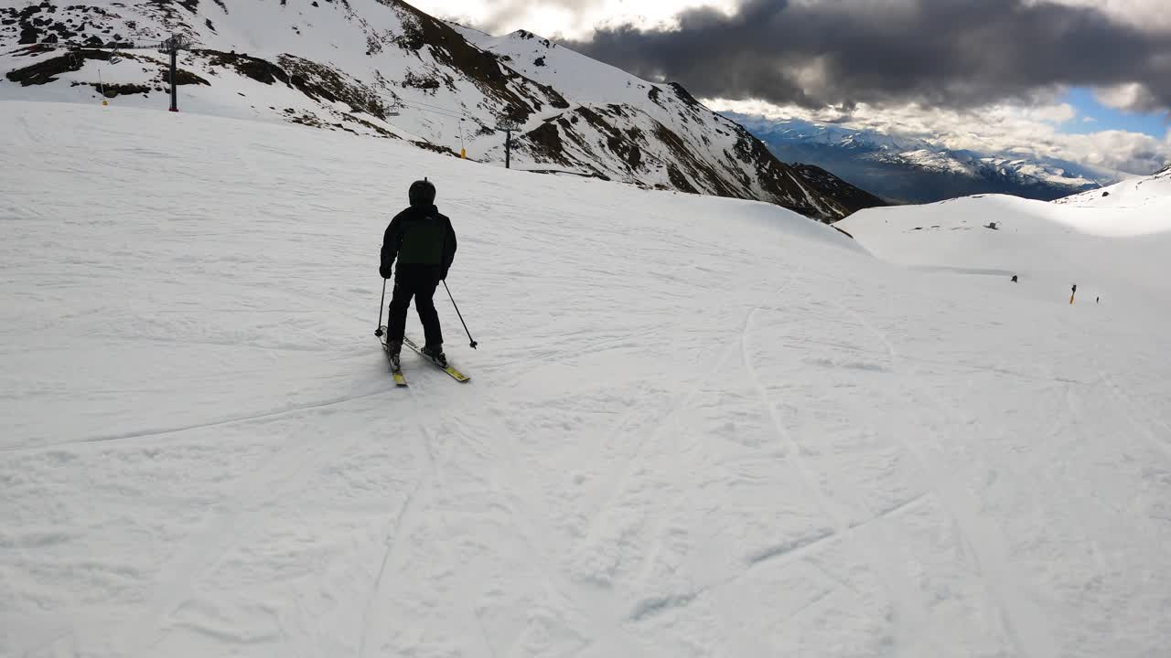 Seguendo un turista che scia presso il Remarkables Ski Resort a Queenstown, Nuova Zelanda