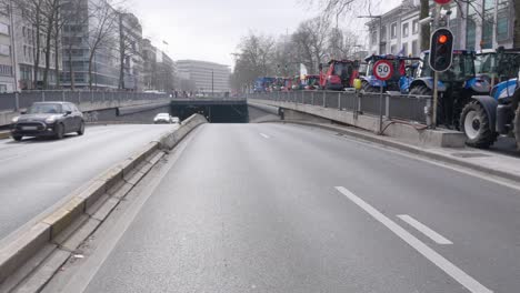 agricultores flamencos que protestan contra la reducción forzada del ganado y las medidas para reducir las emisiones de nitrógeno co2 - bruselas, bélgica