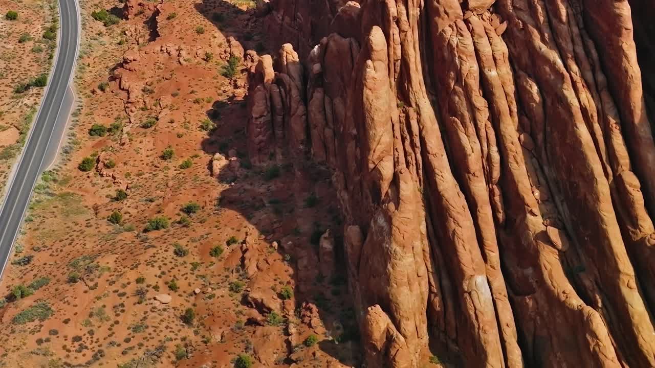 Paesaggio del deserto del Mojave con strada tortuosa attraverso un terreno roccioso
