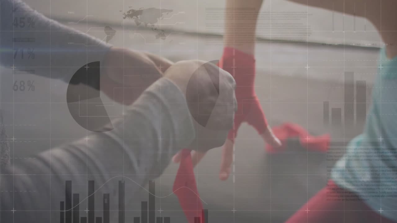 Atleta che allunga la mano, l'allenatore che avvolge un panno rosso attorno al polso e alle dita, preparando una sessione di boxe.
