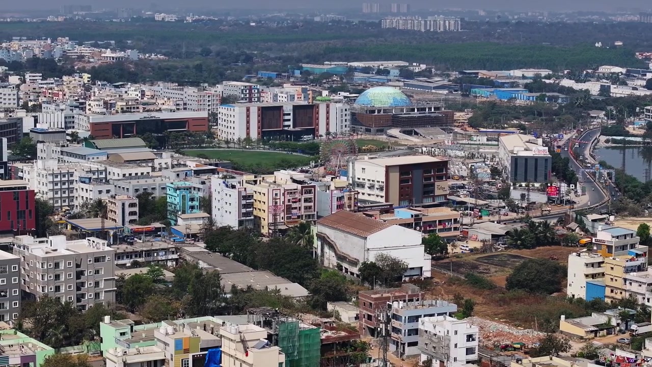 Malla Reddy Vishwavidyapeeth con Malla Reddy Institute Of Medical Sciences, Malla Reddy Institute Of Dental Sciences e a Suraram, Hyderabad, Telangana, India. Di giorno, ripresa panoramica, ripresa con drone, 4K.