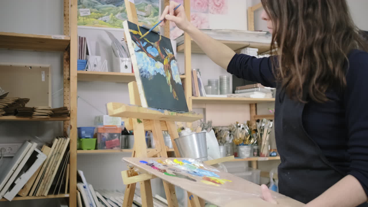 미술 스튜디오 에서 그림 을 그리는 여자