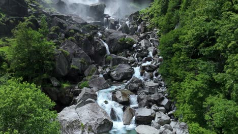 Pintoresca-Cascada-Foroglio-Y-Rocas-En-Suiza