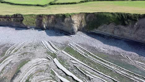 Drohnenschuss-Während-Der-Bewegung-Von-Links-Nach-Rechts-über-Den-Strand-Von-Kilve-Und-Seine-Klippen-Im-Norden-Von-Devon,-Großbritannien