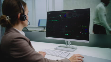 mujer negociando en la computadora con gráficos