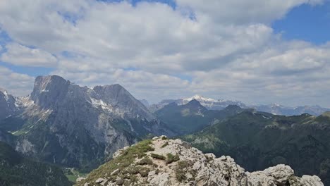 vista panorámica desde sasso bianco hacia el oeste, con una vista perfecta de marmolada