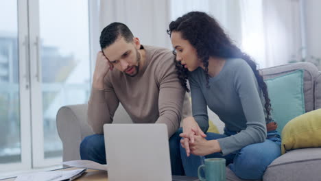 estrés, computadora portátil y finanzas con una pareja preocupada