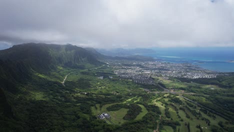 nu‘uanu pali - acantilado con vistas a la ciudad y el océano azul en la distancia