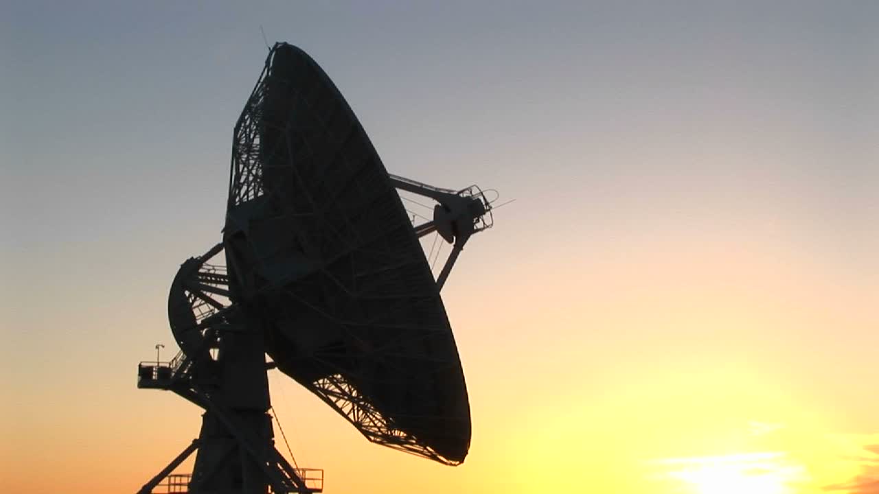 뉴멕시코 국립전파천문대 위성 접시의 미디엄샷