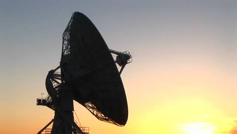 mediumshot de la antena parabólica en el observatorio nacional de radioastronomía en nuevo méxico