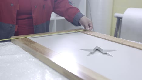 medición de un marco de espejo de madera