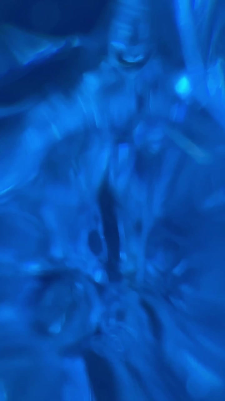Motivi di luce fluida astratti con colori vibranti cangianti
