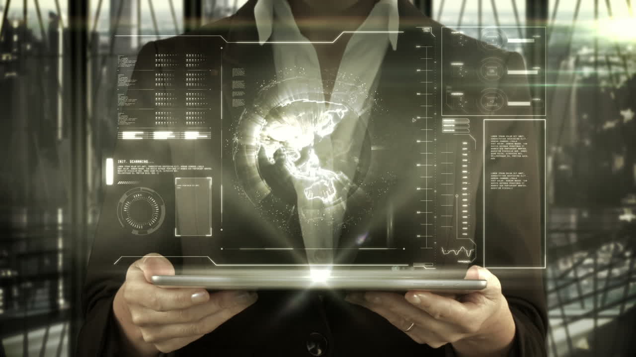 una mujer presentando una nueva interfaz para tableta