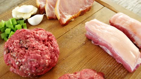 diversos cortes e ingredientes de carne cruda