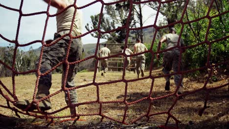 Tropas-Militares-Corriendo-Durante-La-Carrera-De-Obstáculos-4k