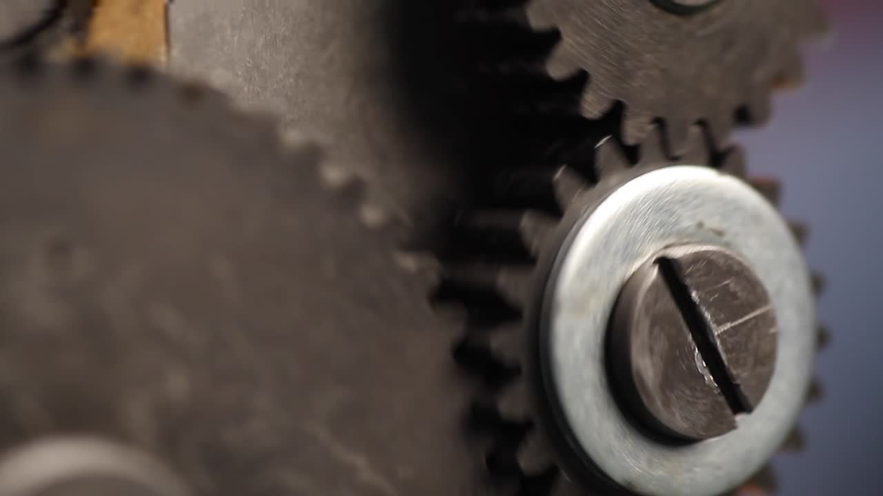 engranajes de máquina en la herramienta de molino de rodadura de joyas durante el trabajo del joyero.
